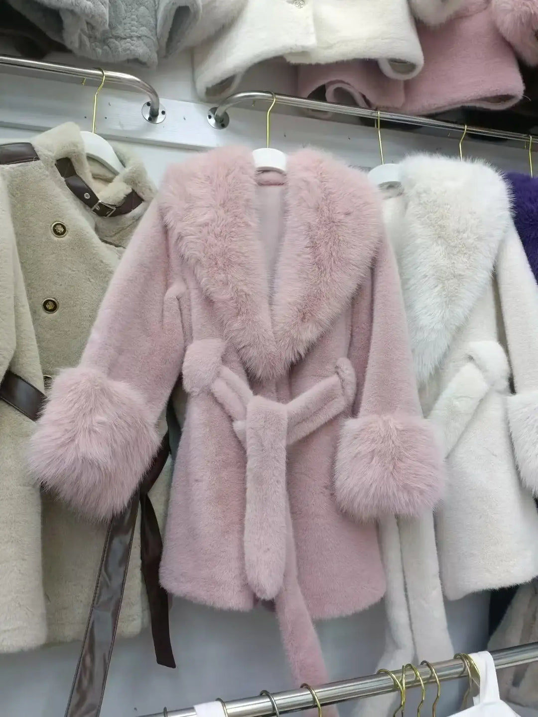 Rosa Kunstfellmantel mit Gürtel, Damenmode von IsabellBoutique030
