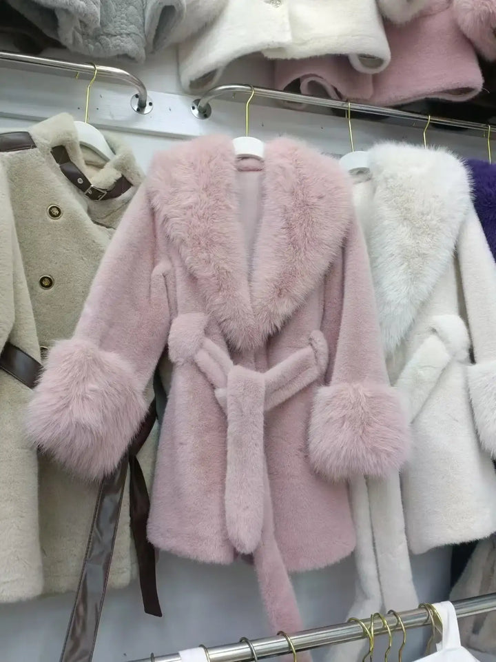 Rosa Kunstfellmantel mit Gürtel, Damenmode von IsabellBoutique030