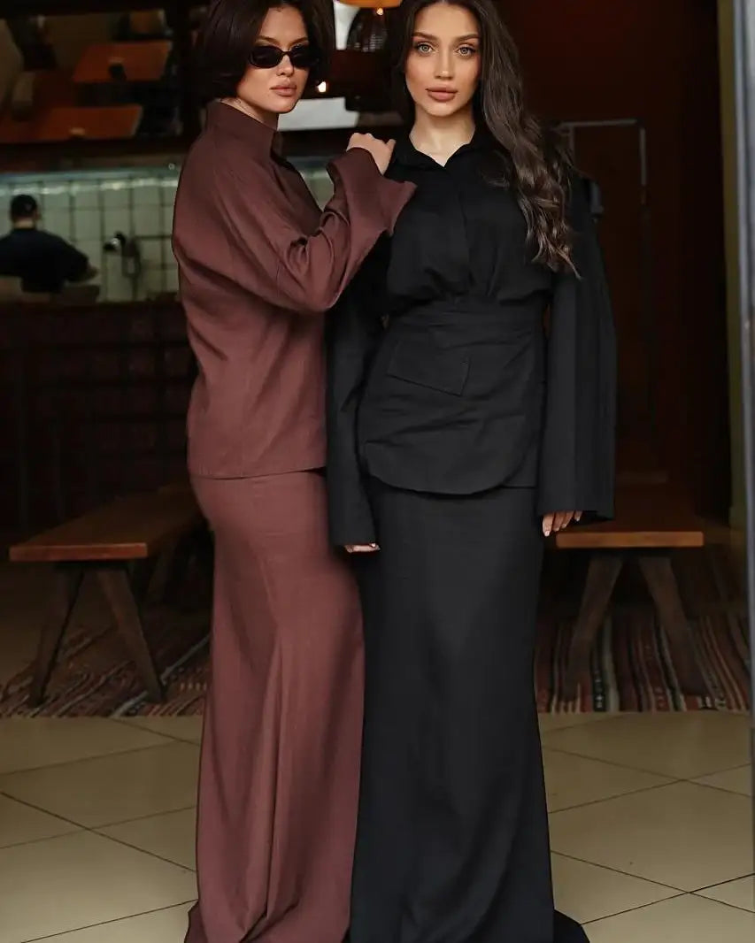 Zwei Frauen in braunem ve schwarzem Hosenanzug. Modische Damenmode bei IsabellBoutique030.