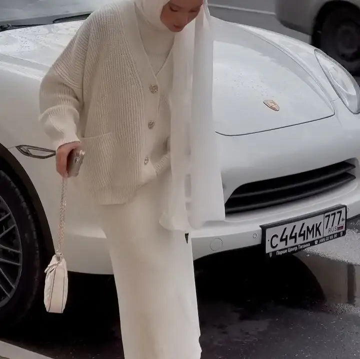 Cremefarbene Strickjacke mit Rock Outfit, eleganter Stil für Damen, IsabellBoutique030