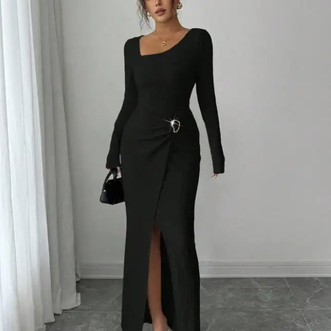 Schwarzes Maxikleid mit Schlitz, eckigem Ausschnitt und Strass-Detail. IsabellBoutique030