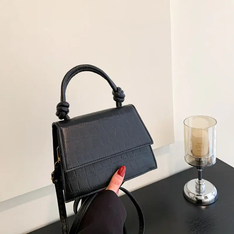 Schwarze Handtasche mit Krokodil-Optik und Henkel. Für Damen. IsabellBoutique030