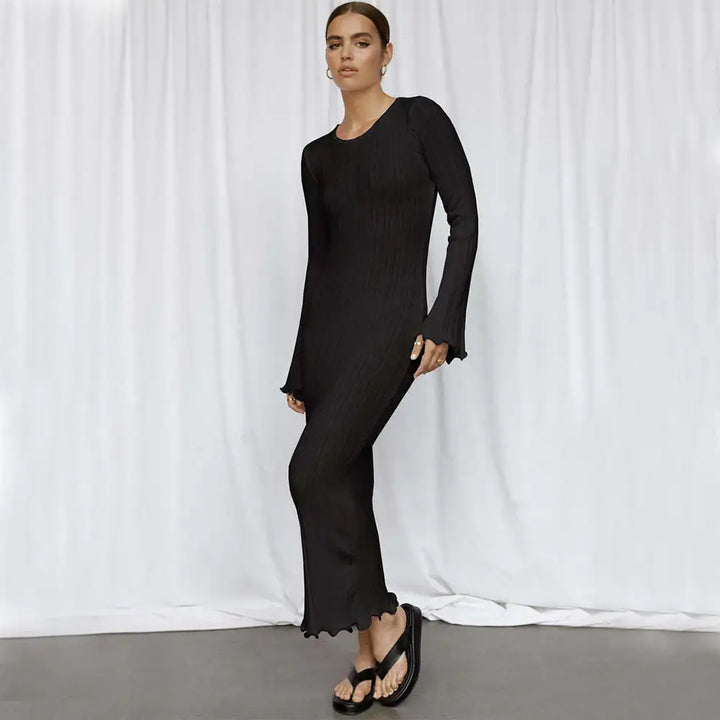 Figurbetontes, langärmliges Maxi-Strickkleid mit Rüschen, rückenfreiem Design und sexy Hüftschnitt – ideal für Party &amp; Strand - Damenmode online kaufen | Isabell Boutique