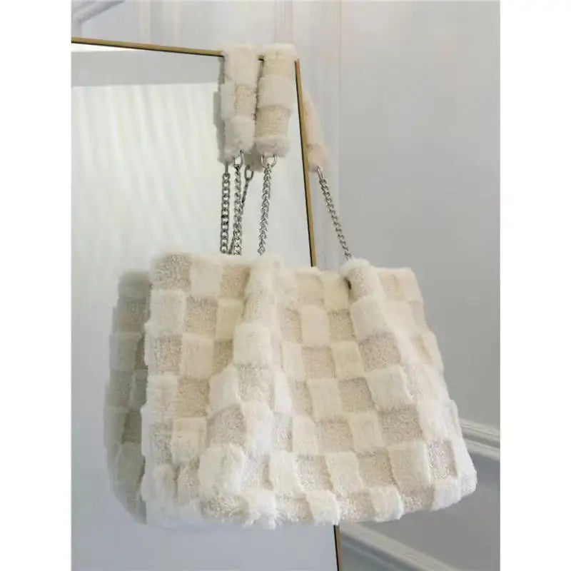 Weiße Plüsch-Schultertasche – Lässige Tote Bag - Damenmode online kaufen | Isabell Boutique