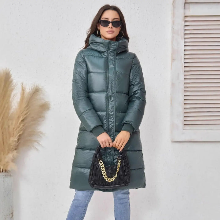 Grüne Steppjacke mit Kapuze, schwarze Handtasche, Damenmode, IsabellBoutique030