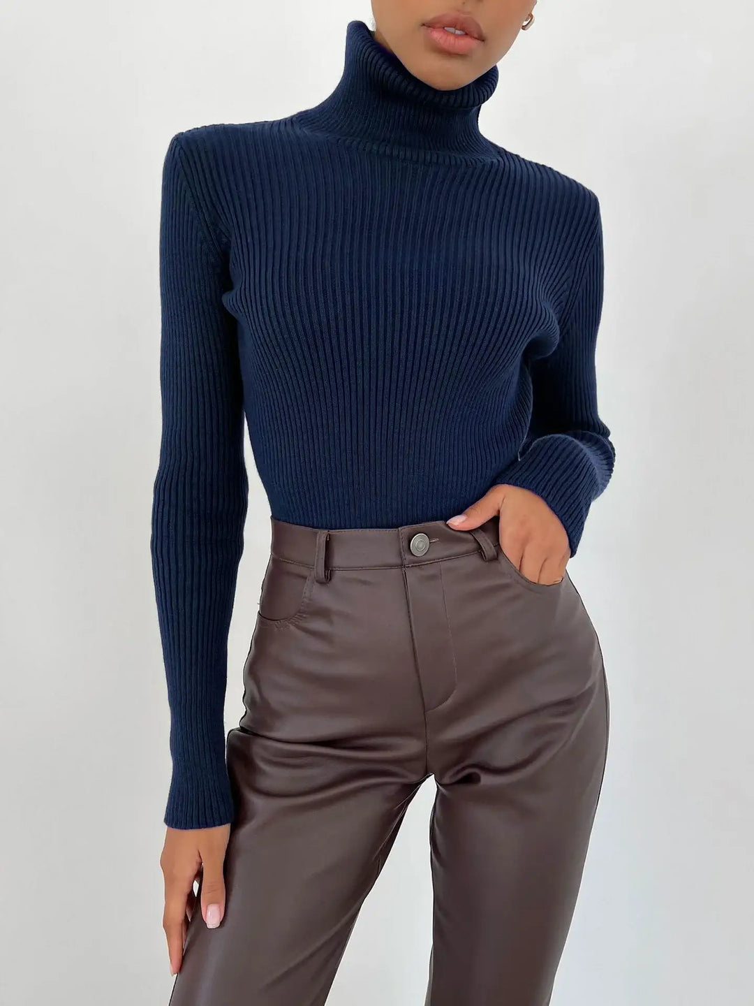 Dunkelblauer Rollkragenpullover und braune Lederhose, Damenmode von IsabellBoutique030