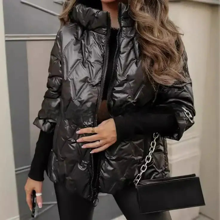 Schwarze Steppjacke mit Kapuze, glänzend, Wintermode für Damen bei IsabellBoutique030