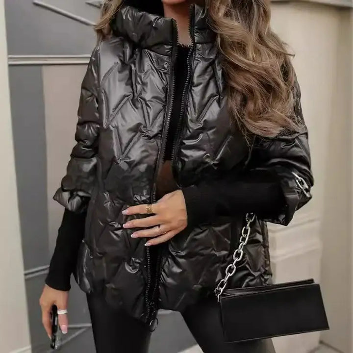 Schwarze Steppjacke mit Kapuze, glänzend, Wintermode für Damen bei IsabellBoutique030