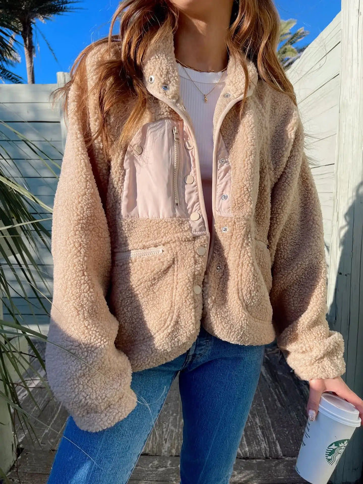 Beige Teddyjacke mit rosa Akzenten und Jeans IsabellBoutique030