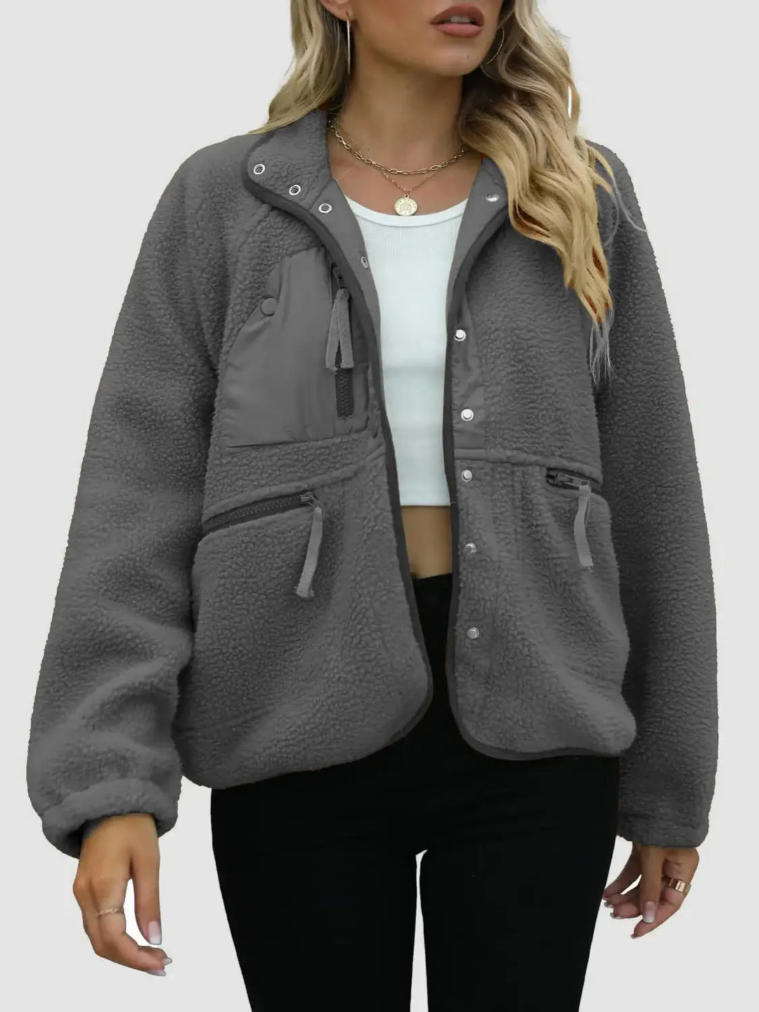 Graue Teddy Jacke mit Brusttasche. Damenmode. Entdecke neue Lieblingsstücke bei IsabellBoutique030.