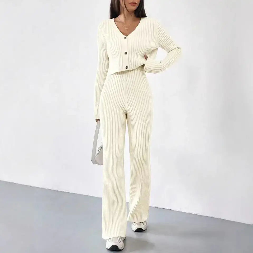 Einfarbiges, gestricktes Damen-Zweiteiler-Set mit V-Ausschnitt, kurzem Cardigan und Bootcut-Hose – vielseitige Freizeitmode für Damen - Damenmode online kaufen | Isabell Boutique