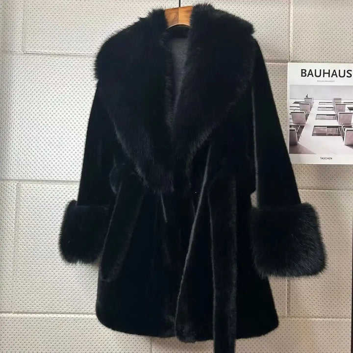 Schwarzer Mantel mit Fellkragen, tailliert und modisch, IsabellBoutique030