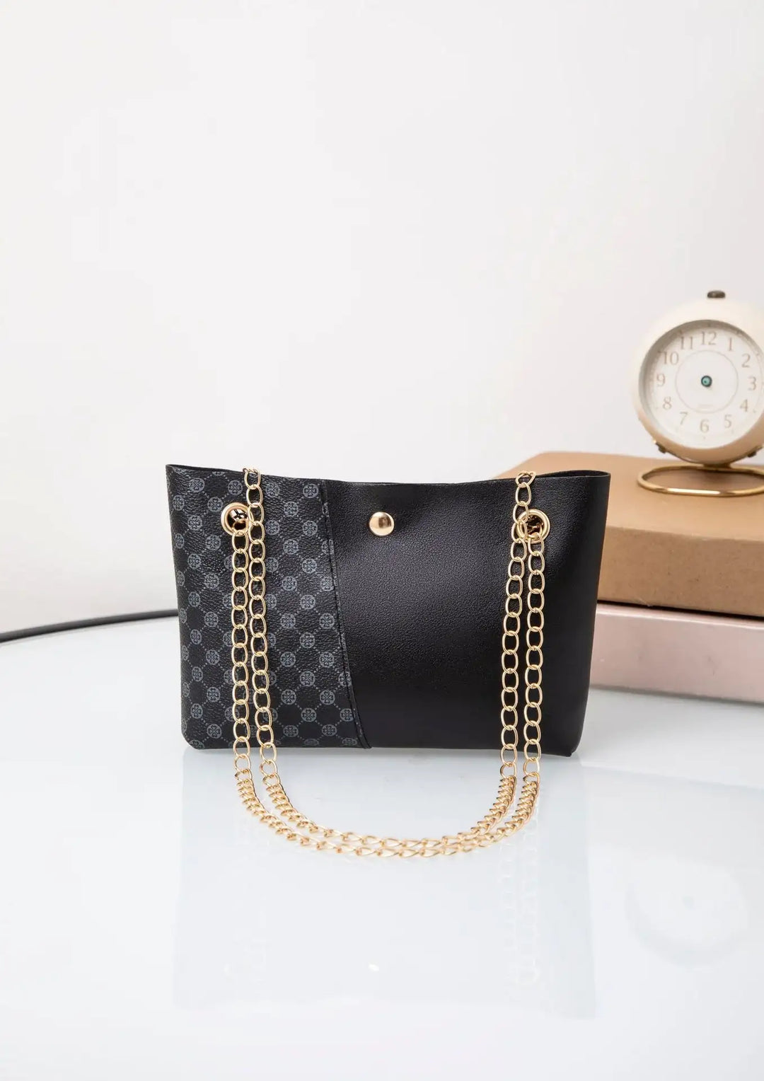 Schwarze Handtasche mit Kette und Muster. Elegante Damenmode bei IsabellBoutique030.