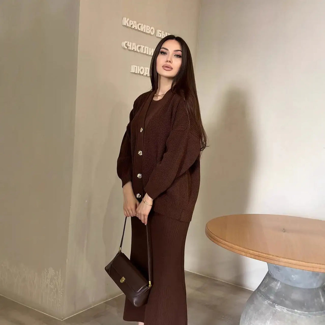 Braunes Strick-Ensemble, Cardigan, Rock, Handtasche. Damenmode bei IsabellBoutique030