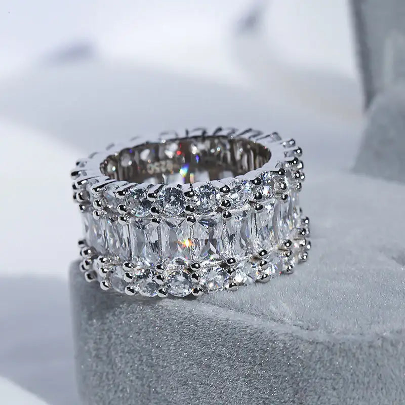 Hip-Hop Bar Zirkonring aus Kupfer mit Dreireihigem Baguette-Diamantbesatz für Damen - Damenmode online kaufen | Isabell Boutique