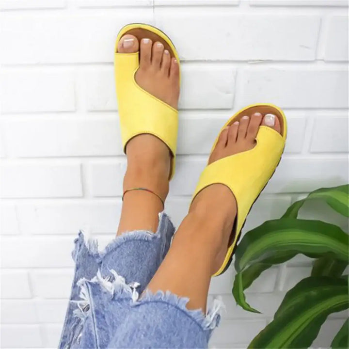 Gelbe Zehensandalen mit Zehenschlaufe und Destroyed Jeans, sommerlicher Look, IsabellBoutique030