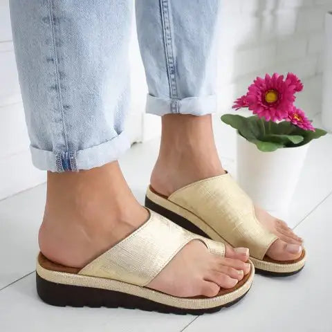 Goldene Zehentrenner-Sandalen, hell, mit Jeans kombiniert. IsabellBoutique030