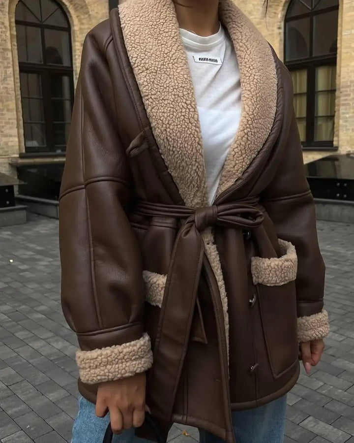 Braune Kunstlederjacke mit Teddyfellfutter, Gürtel und Taschen bei IsabellBoutique030