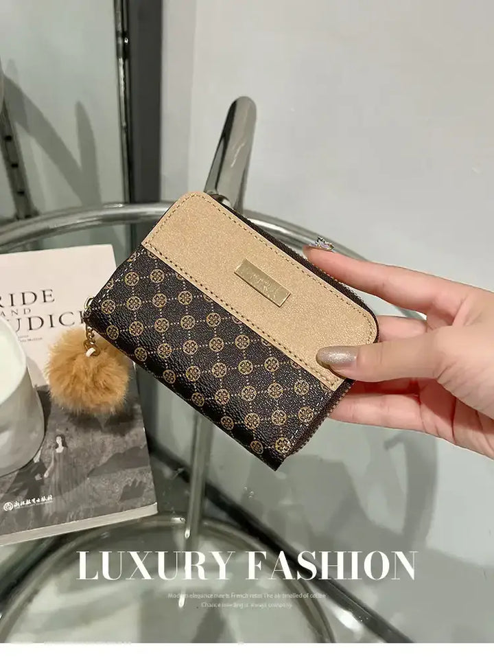 Damen Portemonnaie in Braun-Beige mit Muster und Plüschanhänger, eleganter Stil, IsabellBoutique030