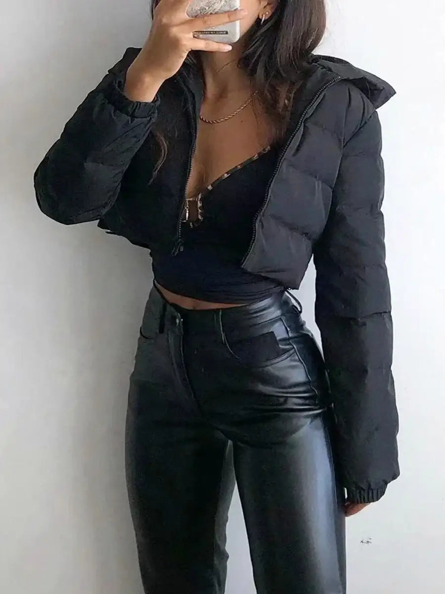 Schwarze Daunenjacke mit Lederhose, legerer Look, Damenmode, IsabellBoutique030