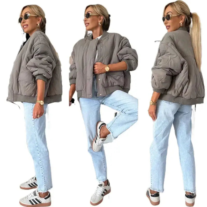 Graue gesteppte Bomberjacke mit heller Jeanshose, Streetwear-Look. IsabellBoutique030