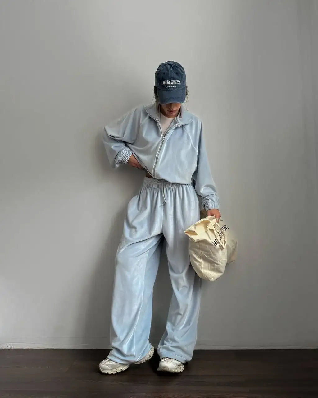 Hellblauer Samt-Trainingsanzug mit Kappe und Tasche, lässiger Streetstyle, IsabellBoutique030