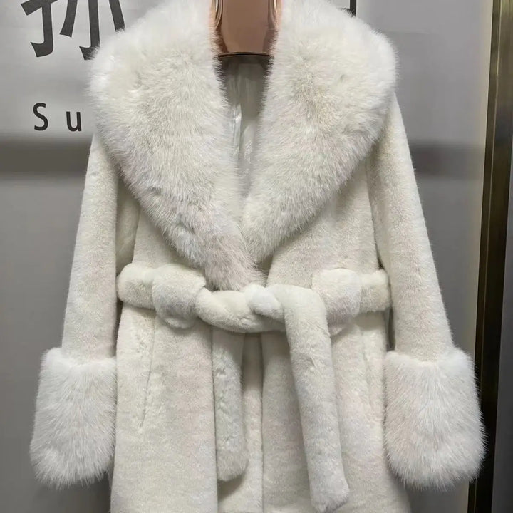 Weißer Kunstfellmantel mit Gürtel. Damenmode im eleganten Stil. IsabellBoutique030
