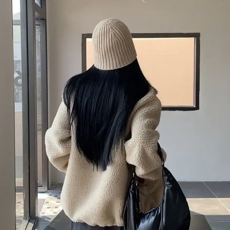 Beige Teddyjacke, schwarze Haare und Mütze, stilvolles Outfit, IsabellBoutique030