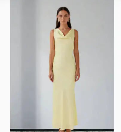 Elegantes, rückenfreies Premium-Satin-Kleid in Slim-Fit mit Meerjungfrau-Schnitt - Damenmode online kaufen | Isabell Boutique