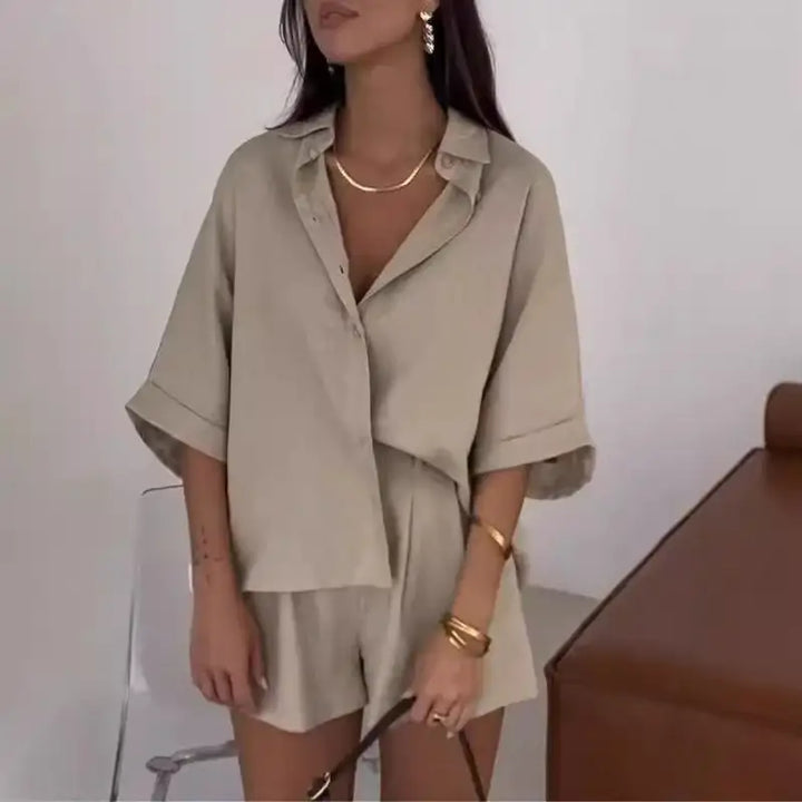 Modisches Damen-Zweiteiler-Set mit Polokragen, Halbarm-Oberteil und Shorts - Damenmode online kaufen | Isabell Boutique
