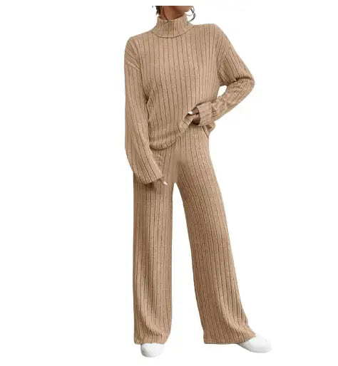 Beigefarbener Strickanzug mit Rollkragen, geripptem Muster und weitem Bein. IsabellBoutique030
