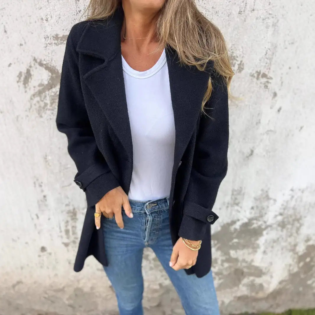 Schwarzer Wollmantel, weißes T-Shirt, Jeans-Look. Modische Damenmode bei IsabellBoutique030
