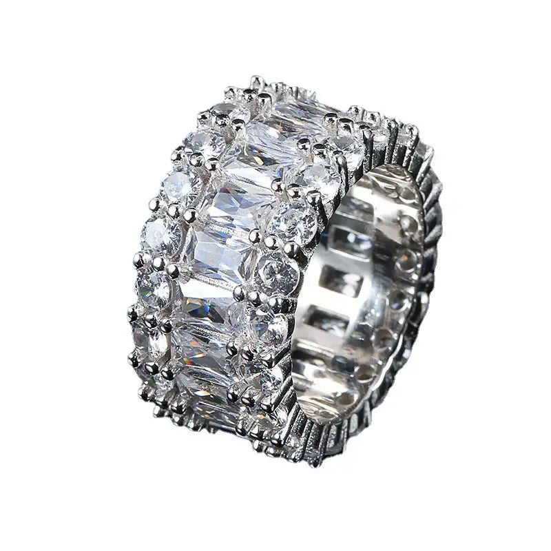 Hip-Hop Bar Zirkonring aus Kupfer mit Dreireihigem Baguette-Diamantbesatz für Damen - Damenmode online kaufen | Isabell Boutique
