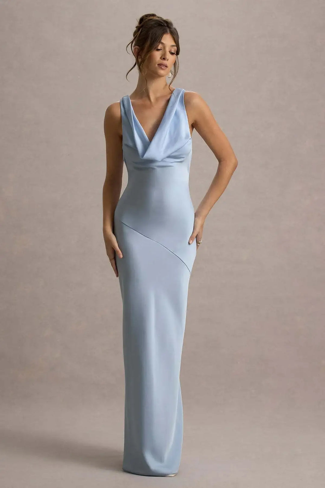 Elegantes, rückenfreies Premium-Satin-Kleid in Slim-Fit mit Meerjungfrau-Schnitt - Damenmode online kaufen | Isabell Boutique