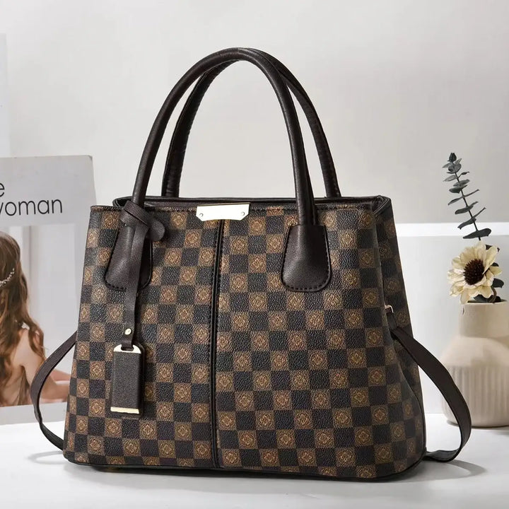 Braune Handtasche mit Karomuster, Henkeln und Schulterriemen. IsabellBoutique030