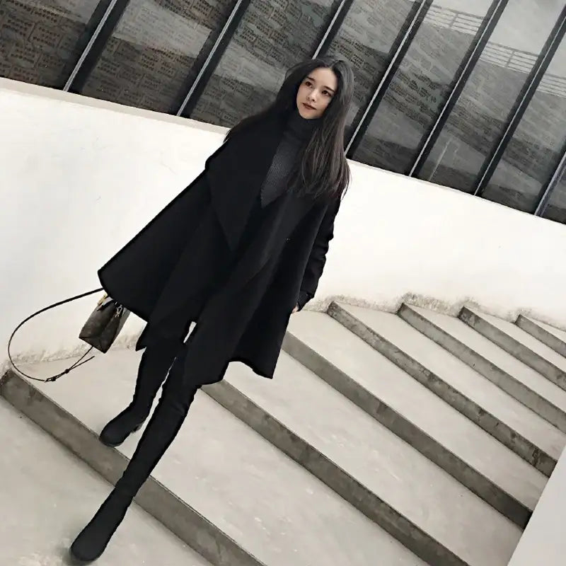 Schwarzer Mantel mit Stiefeln, modebewusst auf Treppe, IsabellBoutique030