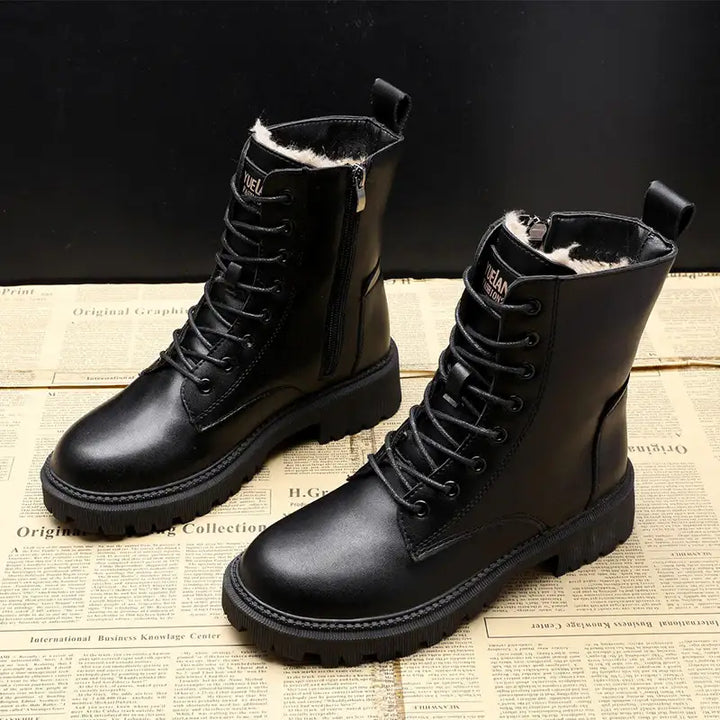 Schwarze Schnürstiefel mit Fellfutter auf Zeitungsstil, IsabellBoutique030