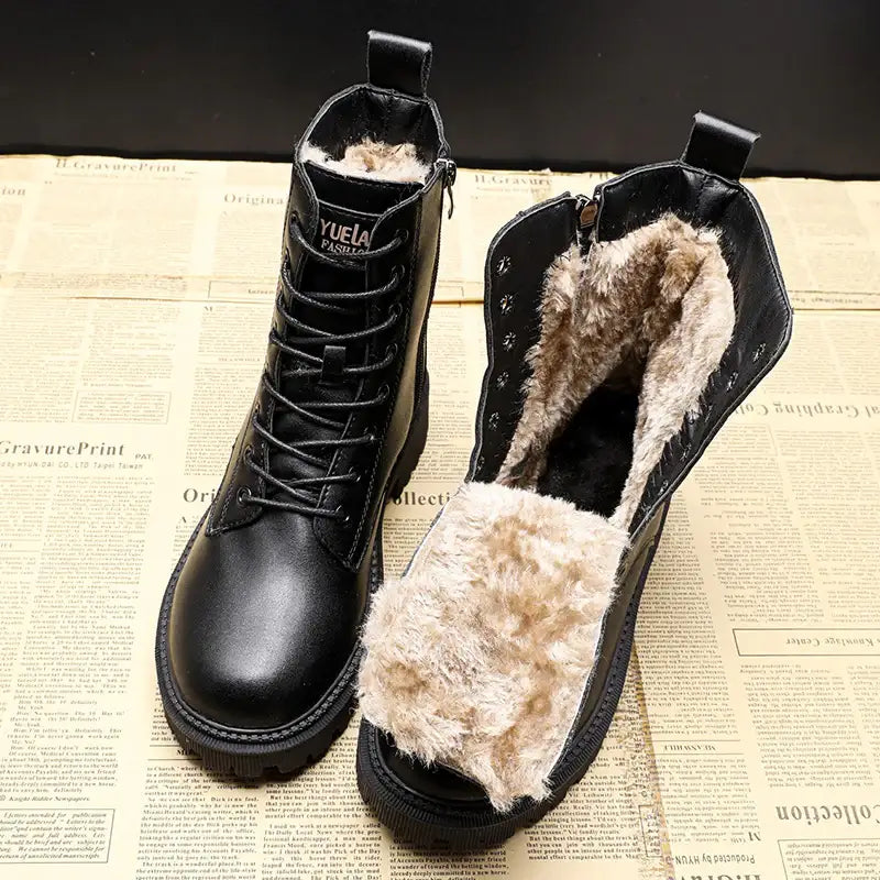 Schwarze Damen-Winterstiefel mit Fell in Zeitungspapieroptik, IsabellBoutique030