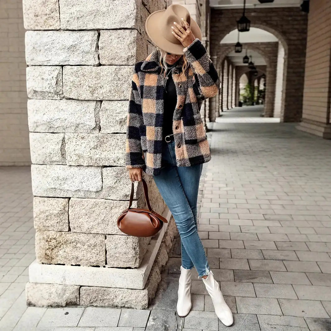 Gekaroerter Teddy-Jacke-Mantel, Jeans, Hut, Stiefel mit Handtasche. IsabellBoutique030