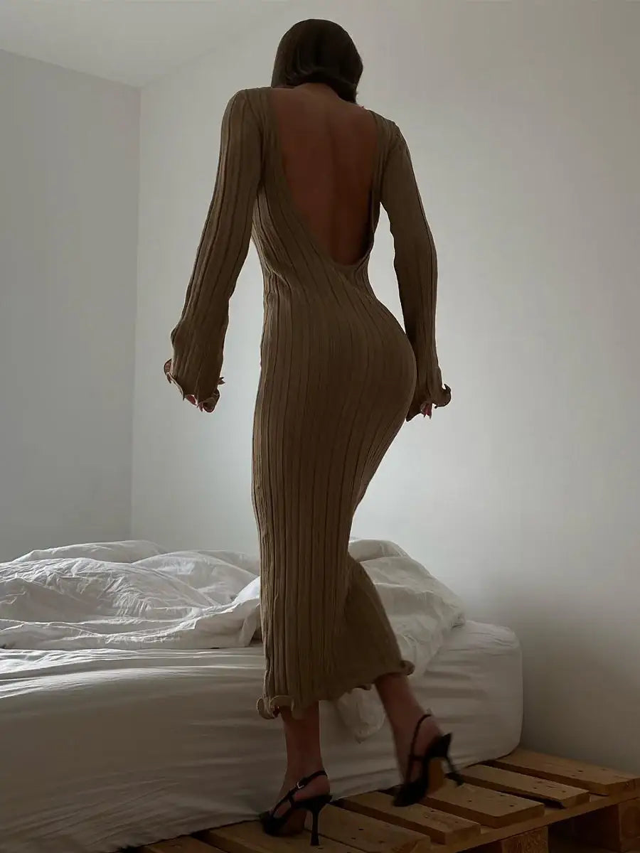 Figurbetontes, langärmliges Maxi-Strickkleid mit Rüschen, rückenfreiem Design und sexy Hüftschnitt – ideal für Party &amp; Strand - Damenmode online kaufen | Isabell Boutique