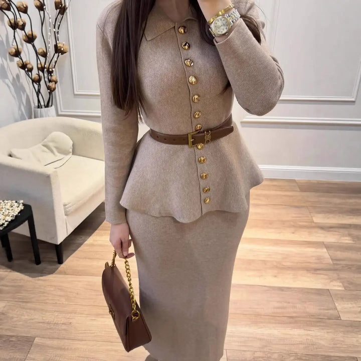 Beigefarbenes Outfit mit Knöpfen und Gürtel im eleganten Stil. Damenmode bei IsabellBoutique030