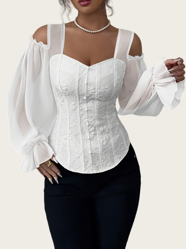 Weißes Corset-Top mit Puffärmeln, Cold-Shoulder-Ausschnitt und floralem Muster, kombiniert mit schwarzen Hosen, IsabellBoutique030