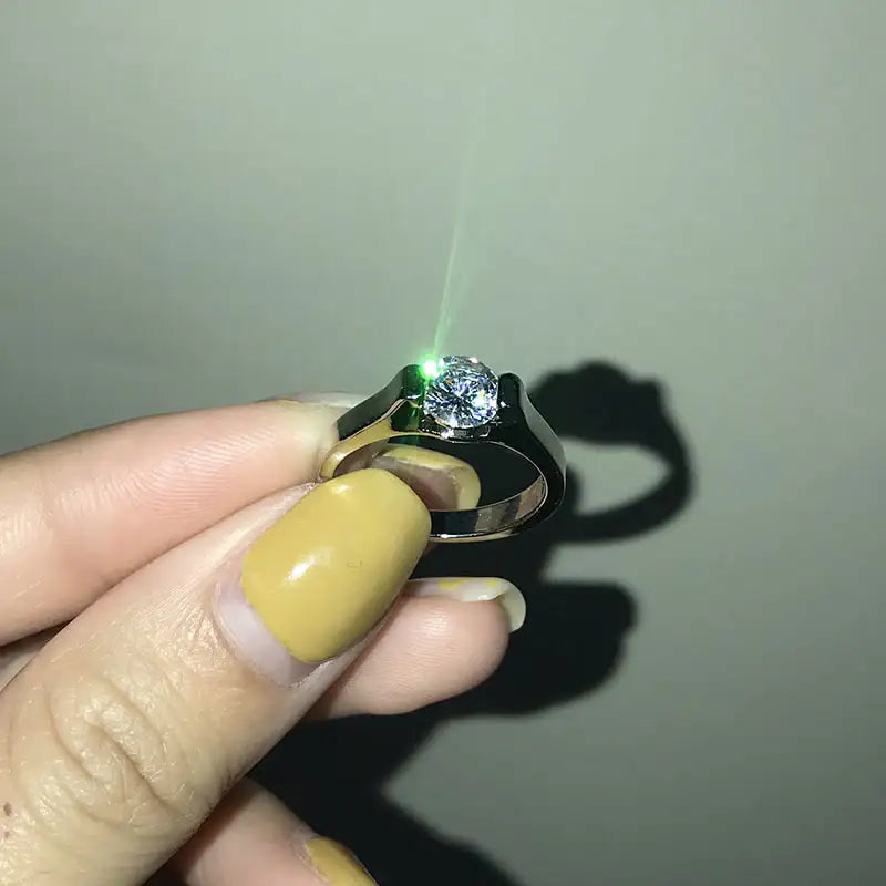 Goldring mit Diamant in der Hand, luxuriöses Schmuckstück von IsabellBoutique030