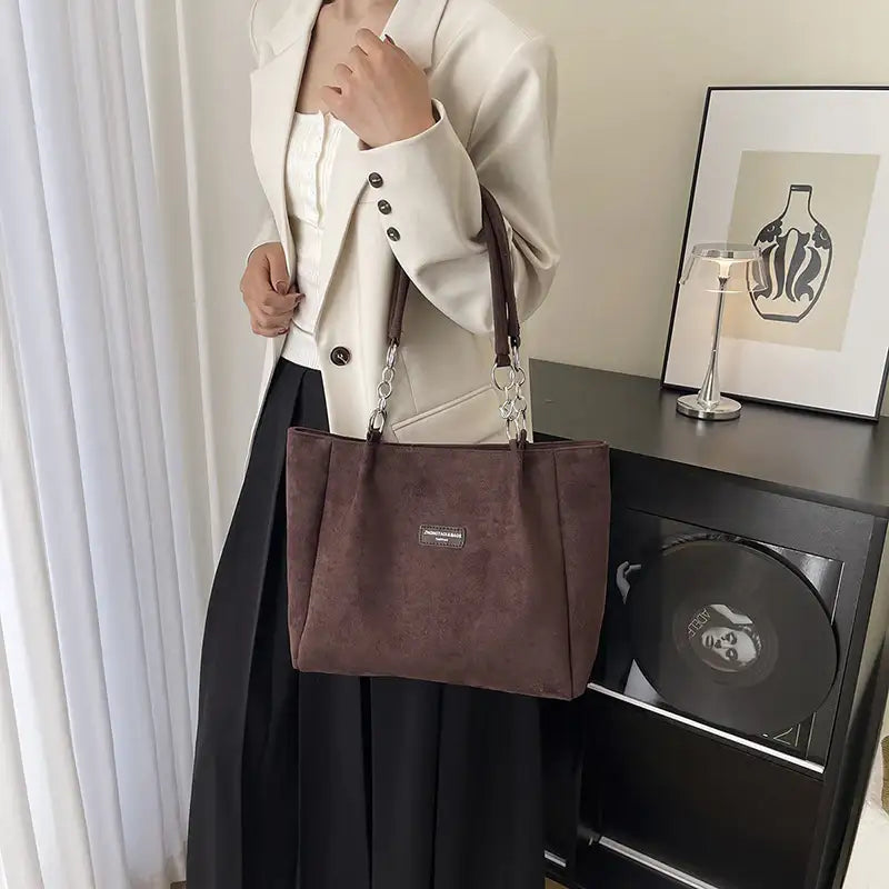 Braune Handtasche mit Kette, Wildleder-Optik, Stilvoll, Damenmode, IsabellBoutique030