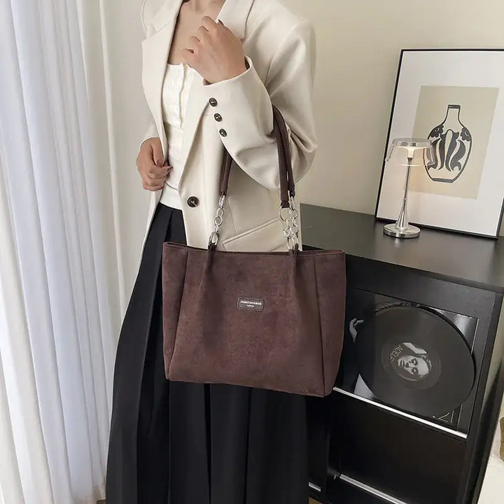 Braune Handtasche mit Kette, Wildleder-Optik, Stilvoll, Damenmode, IsabellBoutique030