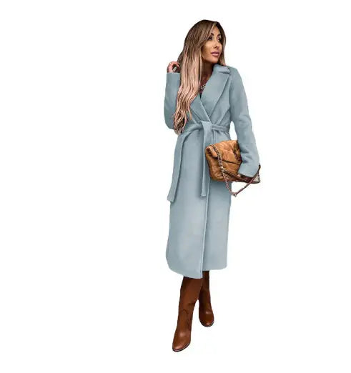 Hellblauer Mantel mit Bindegürtel, klassischer Stil, Damenmode bei IsabellBoutique030