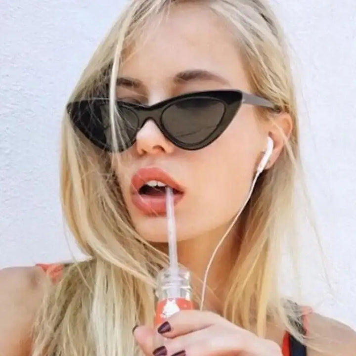 Junge Frau mit Sonnenbrille trinkt Cocktail, Trendige Damenmode bei IsabellBoutique030