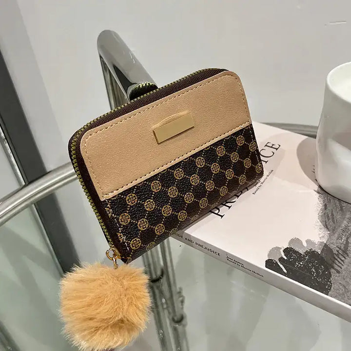 Damen Geldbörse braun-beige mit Muster, Reißverschluss und flauschigem Anhänger, elegant, IsabellBoutique030