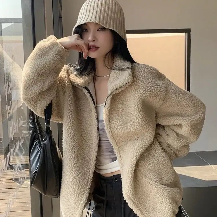 Beige Teddyjacke mit Zip-Verschluss, schwarze Hose, Hut, Damenmode IsabellBoutique030