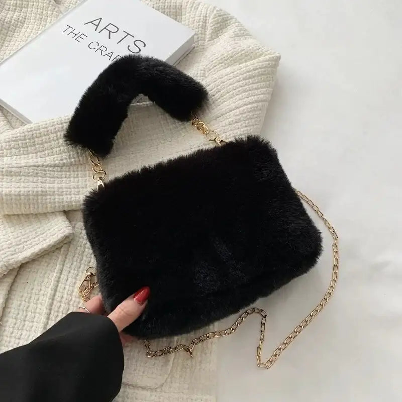 Schwarze Fell Clutch mit goldener Kette. Handtasche für Damen. IsabellBoutique030